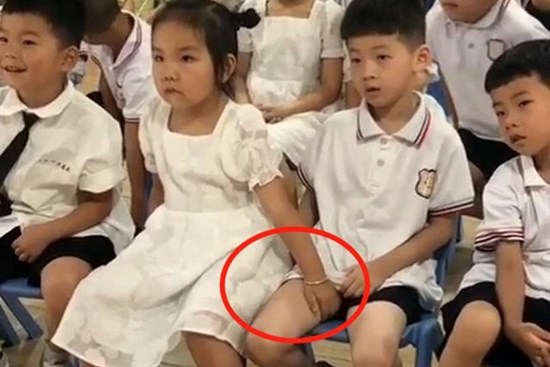 Ảnh con gái sờ vùng nhạy cảm của bạn cùng lớp, mẹ hối hận vì một thói quen ở nhà