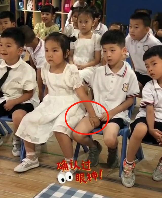 Ảnh con gái sờ vùng nhạy cảm của bạn cùng lớp, mẹ hối hận vì một thói quen ở nhà-1