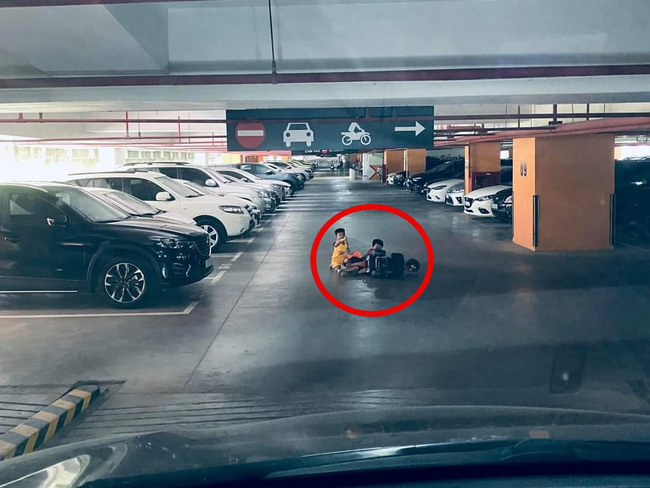 Tài xế ô tô hết hồn khi đang lao dốc xuống hầm chung cư thì 2 biker nhí từ đâu ra ngã sõng soài ngay trước mũi xe: Tình huống các mẹ cần cảnh giác-1