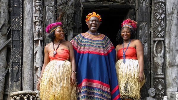 Cuộc sống kỳ lạ của người đàn ông 100 vợ, trong đó 70 bà thừa hưởng từ cha, dinh thự 50 ngôi nhà lợp ngói gây choáng ngợp khi bước vào-3