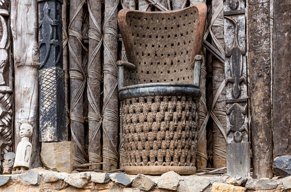 Cuộc sống kỳ lạ của người đàn ông 100 vợ, trong đó 70 bà thừa hưởng từ cha, dinh thự 50 ngôi nhà lợp ngói gây choáng ngợp khi bước vào-7