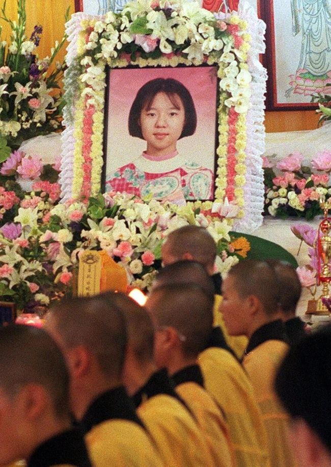23 năm sau vụ con gái nữ diễn viên đình đám Hoa ngữ bị bắt cóc và cưỡng dâm đến tử vong: Người mẹ khóc mỗi ngày, chảy cả máu ở mắt và tai-7