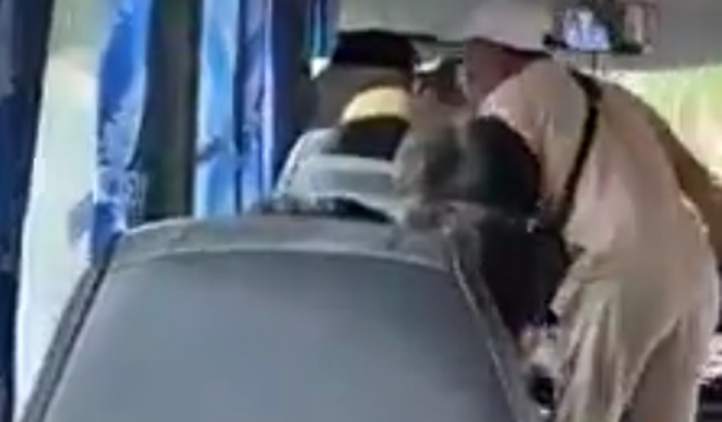 Phẫn nộ clip nam thanh niên tự xưng thanh tra xe buýt có hành vi côn đồ, chửi bới, đe dọa người lớn tuổi: Thằng già, tao cắt cổ mày luôn đấy-1