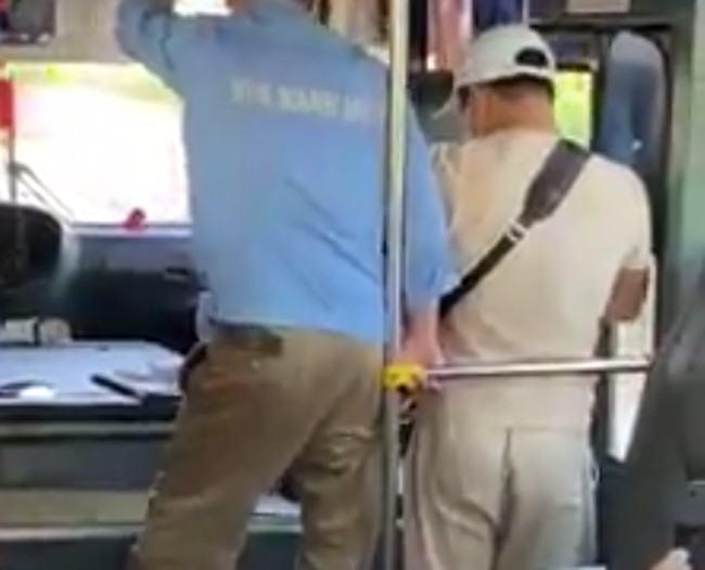 Phẫn nộ clip nam thanh niên tự xưng thanh tra xe buýt có hành vi côn đồ, chửi bới, đe dọa người lớn tuổi: Thằng già, tao cắt cổ mày luôn đấy-2