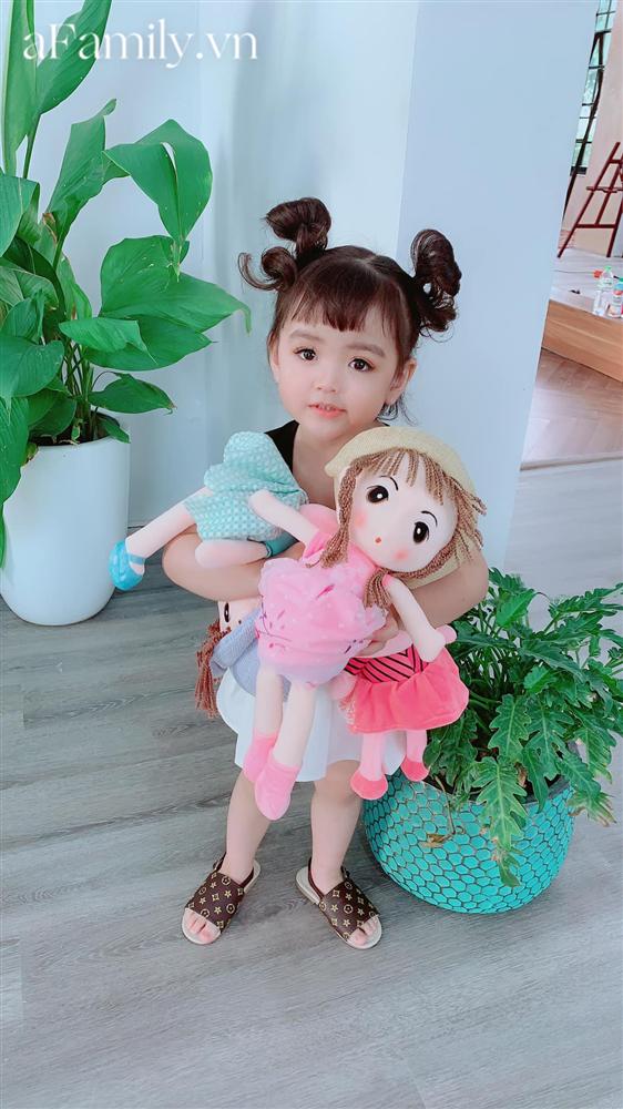 Có con gái thì thích ơi là thích nhưng chắc chắn nhiều mẹ sẽ trải qua cảm giác tức xì khói vì thú vui này của các bé-6