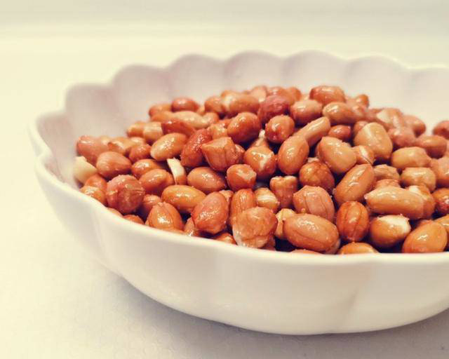 Muốn lạc rang muối giòn tan, thơm phức, chỉ cần vài giọt này-1