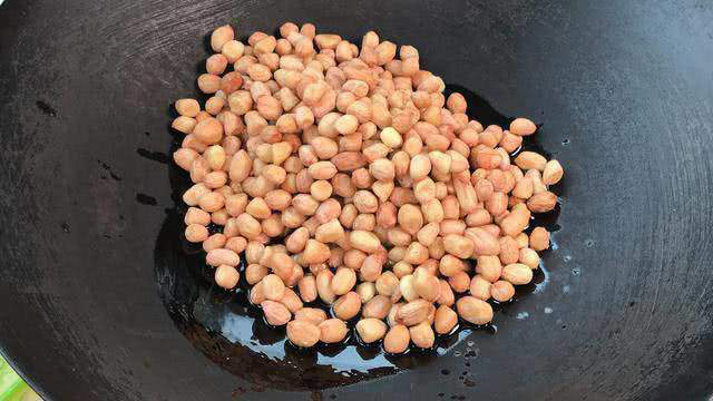 Muốn lạc rang muối giòn tan, thơm phức, chỉ cần vài giọt này-3