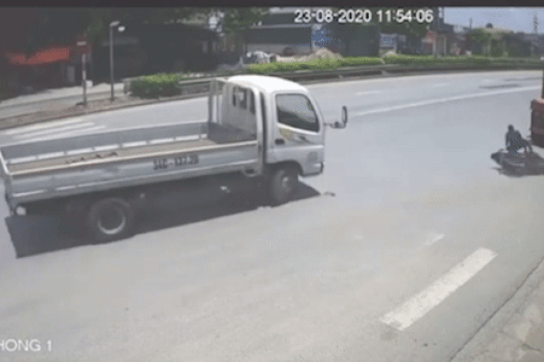 Tránh ôtô tải, nam thanh niên lao vào gầm xe container