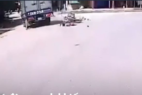 Đâm vào ôtô tải, tài xế xe máy tử vong