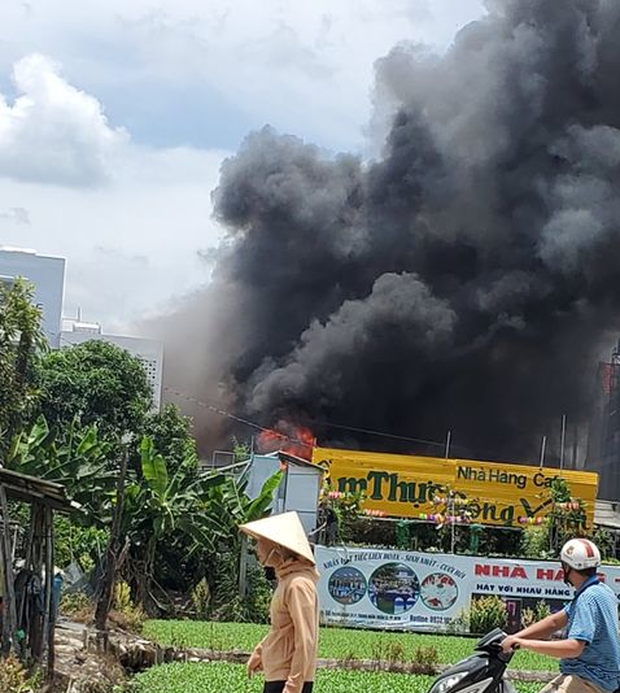 Nhà hàng tiệc cưới ngoài trời ở Sài Gòn bốc cháy ngùn ngụt giữa trưa-1