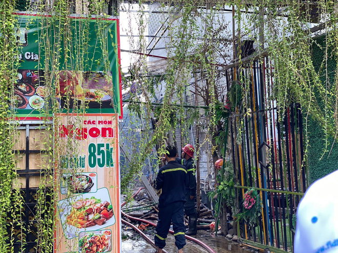 Nhà hàng tiệc cưới ngoài trời ở Sài Gòn bốc cháy ngùn ngụt giữa trưa-3