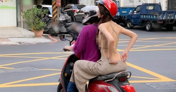 Đi xe ôm diện đồ hớ hênh, cô gái hở toang hoác nửa ngực và tấm lưng trần-1