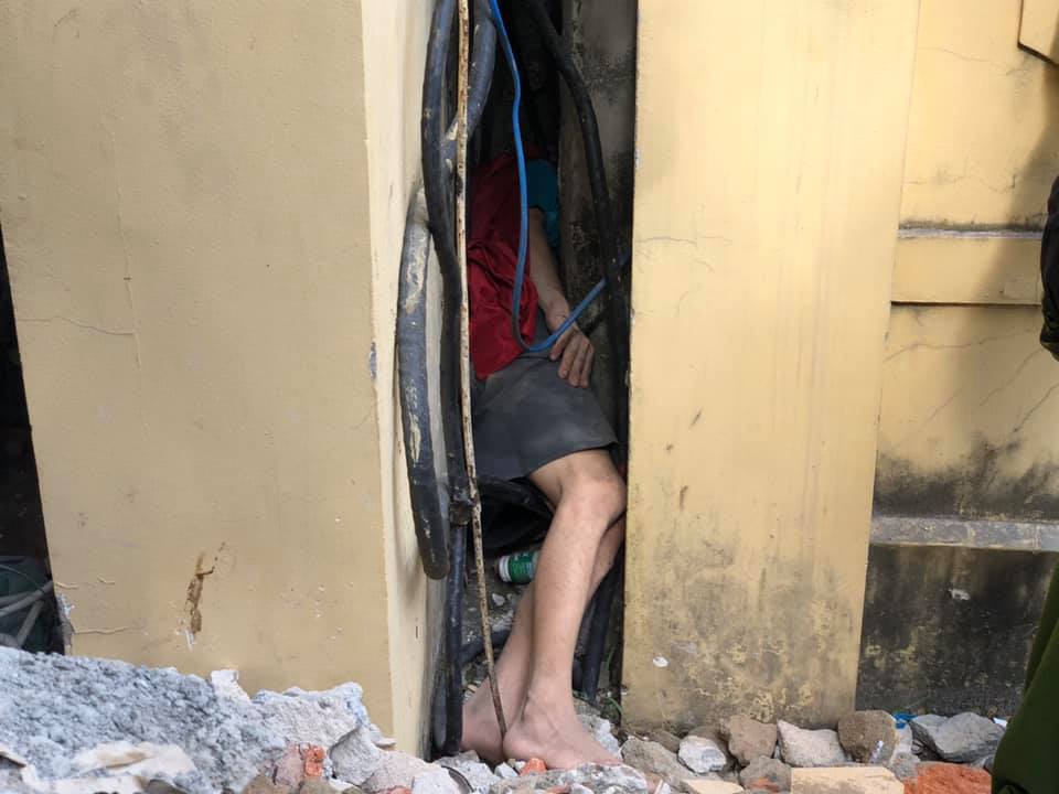 Phá tường, giải cứu người đàn ông bị kẹt giữa 2 bức tường hẹp-1