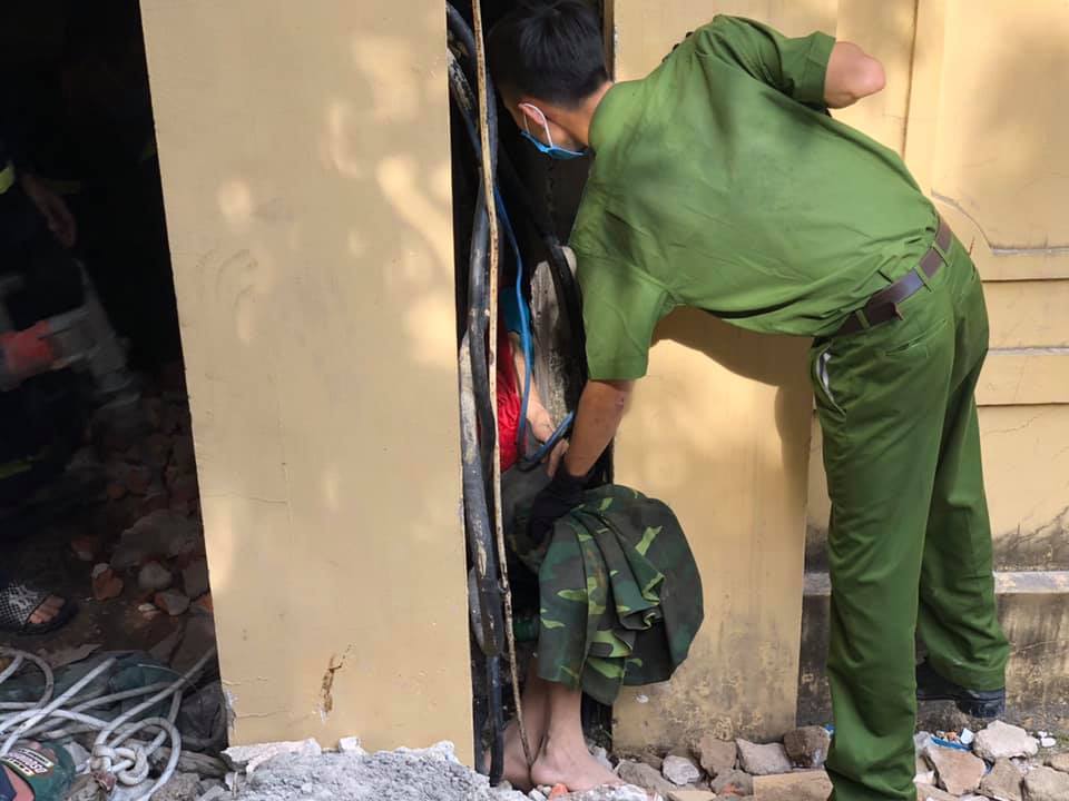 Phá tường, giải cứu người đàn ông bị kẹt giữa 2 bức tường hẹp-2