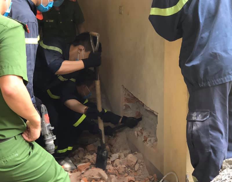 Phá tường, giải cứu người đàn ông bị kẹt giữa 2 bức tường hẹp-3