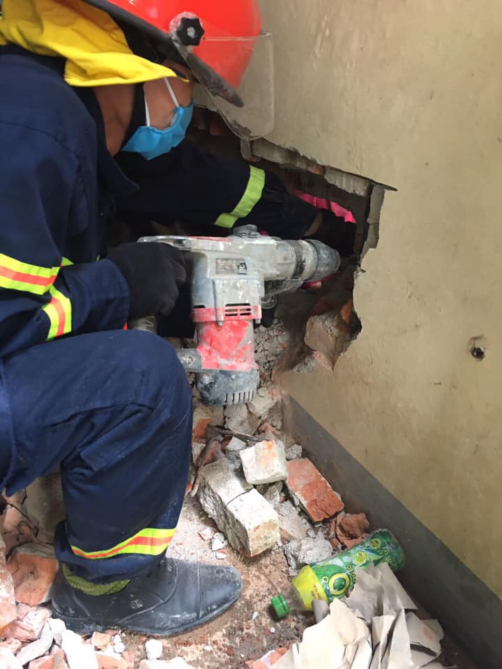 Phá tường, giải cứu người đàn ông bị kẹt giữa 2 bức tường hẹp-4