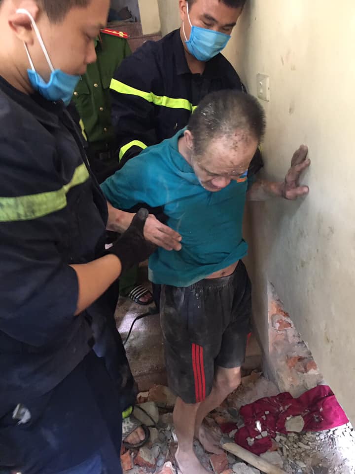 Phá tường, giải cứu người đàn ông bị kẹt giữa 2 bức tường hẹp-5