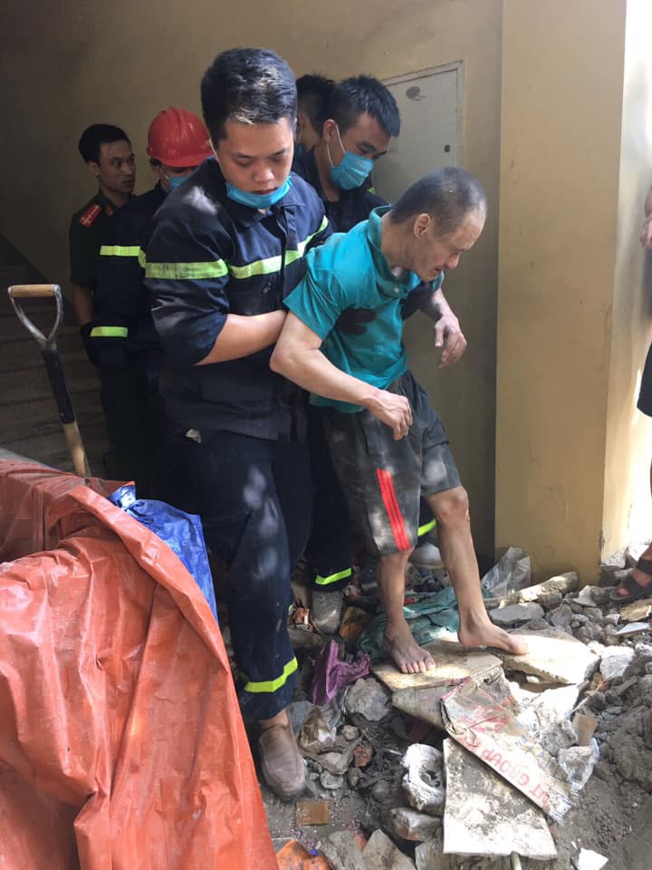 Phá tường, giải cứu người đàn ông bị kẹt giữa 2 bức tường hẹp-6