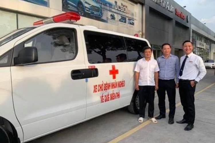 Ông Đoàn Ngọc Hải mua xe cứu thương chở bệnh nhân nghèo về quê-1