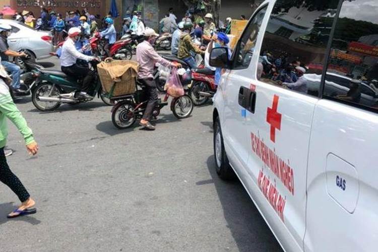 Ông Đoàn Ngọc Hải mua xe cứu thương chở bệnh nhân nghèo về quê-2