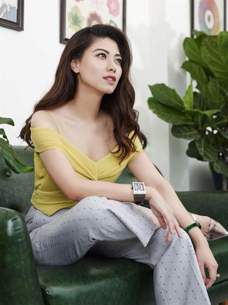 Tất tần tật về BTV Ngọc Trinh: Gia thế khủng đất Hà Thành, tay chơi đồ hiệu với BST đồng hồ tiền tỷ và cuộc sống sang chảnh-2