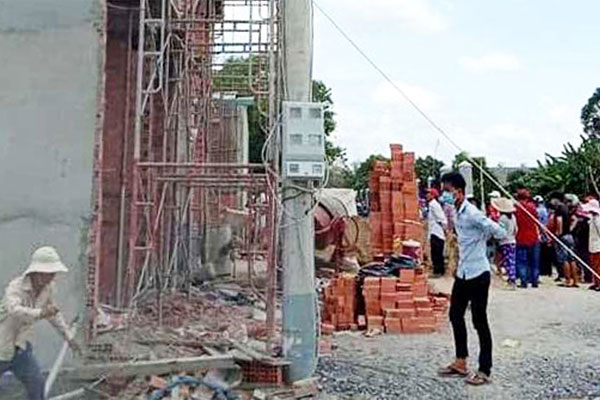 Kinh hãi cảnh giàn giáo công trình ở Sài Gòn bất ngờ đổ sụp-2