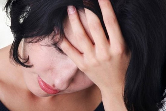 Nửa đêm nghe tiếng chuông cửa, tôi choáng nặng khi thấy cô bạn thân của chồng bế con đứng trước cổng với khuôn mặt bầm tím