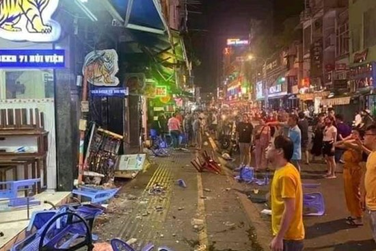 Clip: Ô tô bán tải gây tai nạn liên hoàn ở phố đi bộ Bùi Viện, nhiều phương tiện và bàn ghế vỡ nát