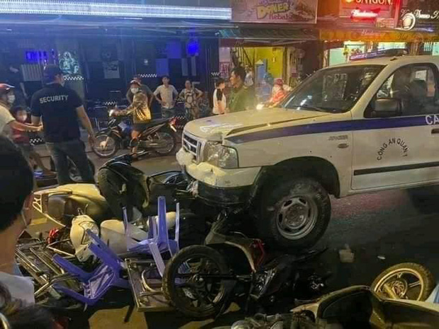 Clip: Ô tô bán tải gây tai nạn liên hoàn ở phố đi bộ Bùi Viện, nhiều phương tiện và bàn ghế vỡ nát-1