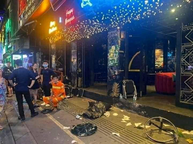 Clip: Ô tô bán tải gây tai nạn liên hoàn ở phố đi bộ Bùi Viện, nhiều phương tiện và bàn ghế vỡ nát-3