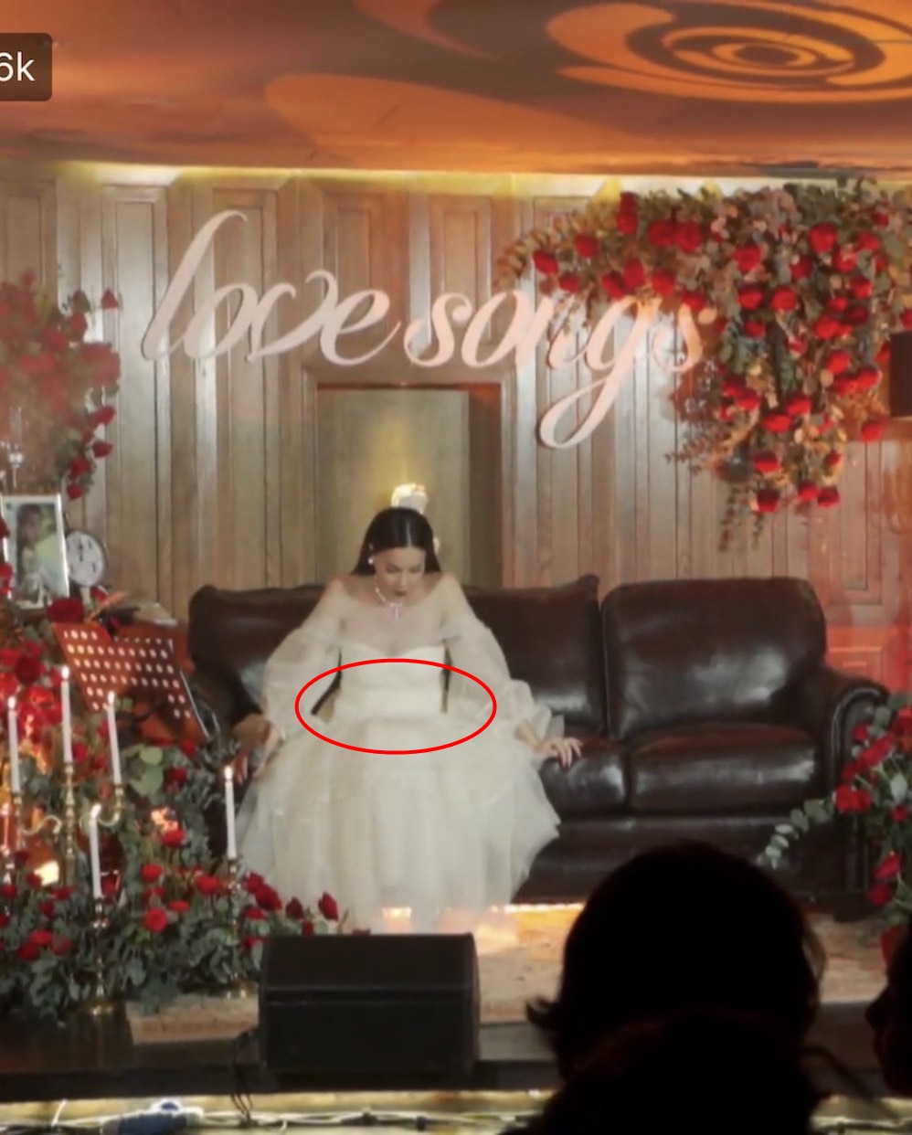 Hà Hồ cố tình mặc váy bồng bềnh để giấu bụng bầu 6 tháng, nhưng khuôn ngực to căng lại giống dấu hiệu chửa ngực”-1