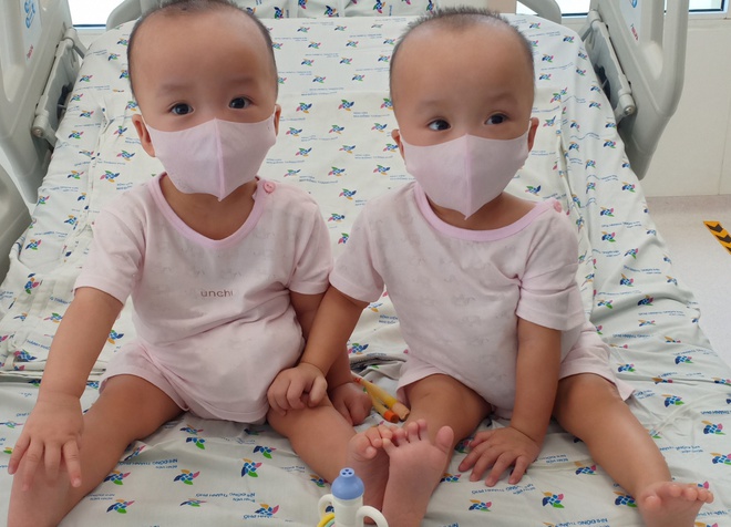 Trúc Nhi và Diệu Nhi chuẩn bị tập đi-1