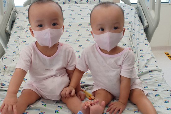 Trúc Nhi và Diệu Nhi chuẩn bị tập đi