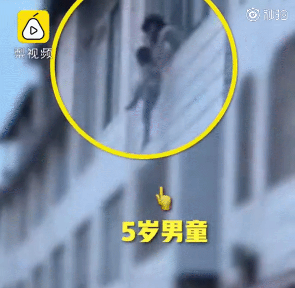 Nhà bị cháy, mẹ ném con trai 5 tuổi để hàng xóm bắt rồi tẩu thoát bằng cách tương tự, toàn bộ quá trình ly kỳ như phim-1