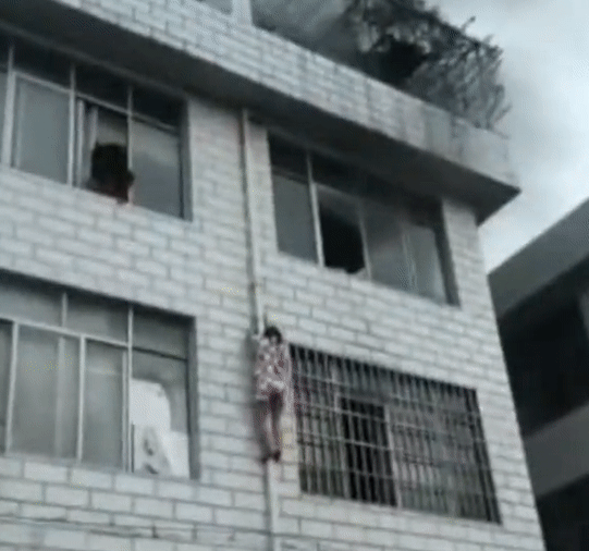 Nhà bị cháy, mẹ ném con trai 5 tuổi để hàng xóm bắt rồi tẩu thoát bằng cách tương tự, toàn bộ quá trình ly kỳ như phim-2