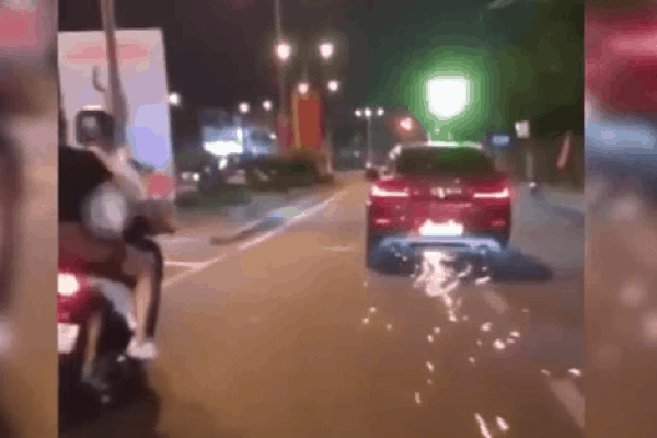 CLIP: Nữ tài xế xe BMW đạp ga 