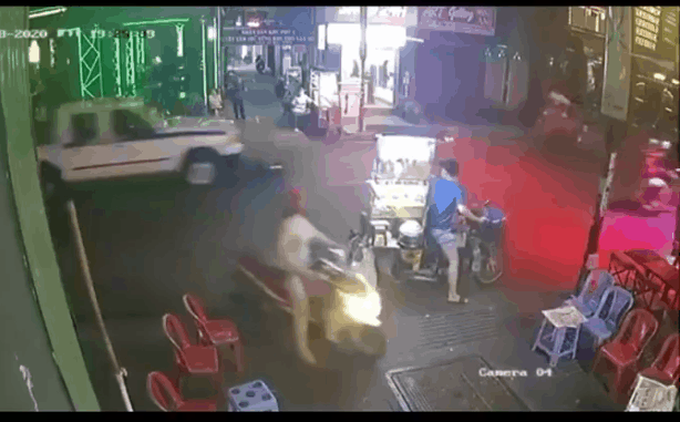 Camera hé lộ khoảnh khắc xe công an phường lao vào quán nhậu ở phố Bùi Viện, đâm lê nhiều xe máy-1