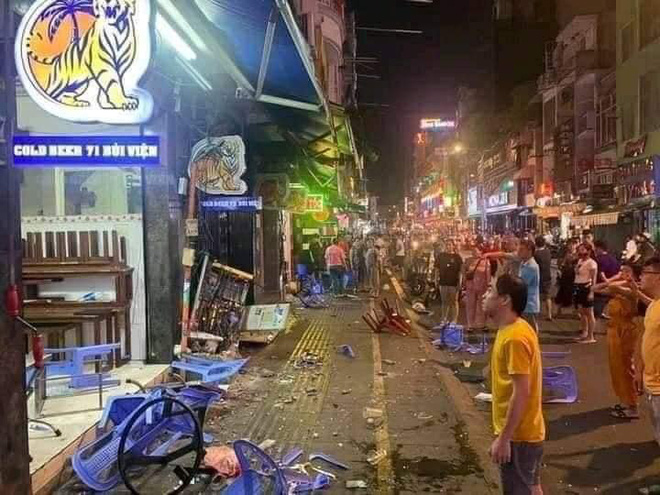 Camera hé lộ khoảnh khắc xe công an phường lao vào quán nhậu ở phố Bùi Viện, đâm lê nhiều xe máy-2