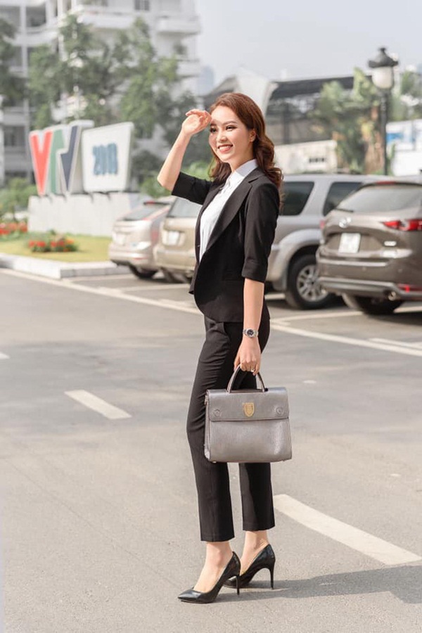 Đọ độ giàu có của dàn MC nữ VTV: Mai Ngọc sở hữu cả BST đồ hiệu, Thuỵ Vân - Diệp Chi cũng chẳng kém-15