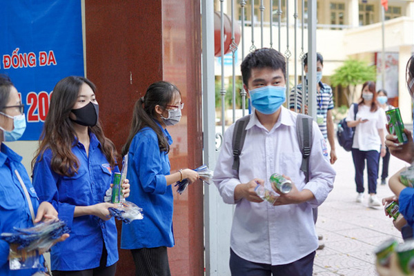 Kỳ thi tốt nghiệp THPT Quốc Gia 2020: Điểm thi cao kỷ lục, một số trường sẽ phải dùng tiêu chí phụ-1