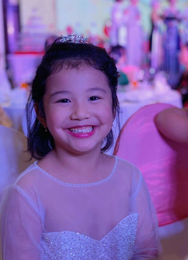 Ảnh con gái Jennifer Phạm chơi golf thượng lưu ở Hà Nội, phát hiện điểm đặc biệt ở cô bé-10