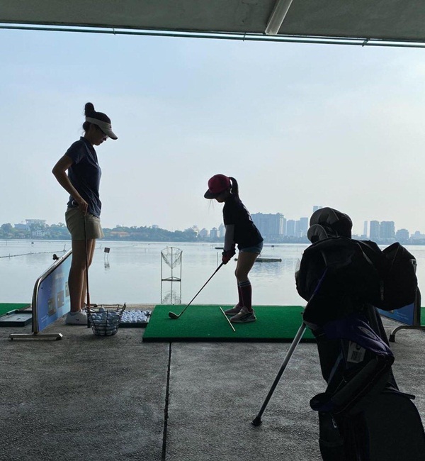 Ảnh con gái Jennifer Phạm chơi golf thượng lưu ở Hà Nội, phát hiện điểm đặc biệt ở cô bé-4