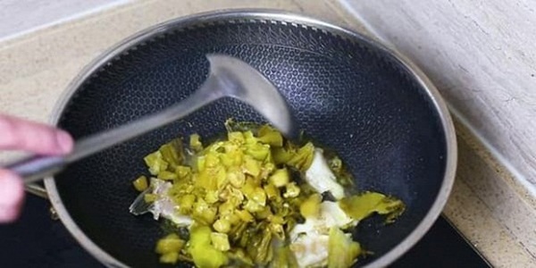 Hướng dẫn cách nấu món cá sốt dưa chanh, chỉ cần nhớ một mẹo nhỏ này là cá chín mềm, chuẩn vị không bị tanh-4