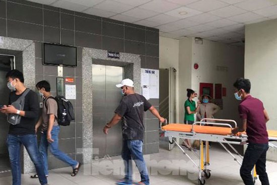 Con phát hiện cha tử vong bất thường trong tòa nhà chung cư