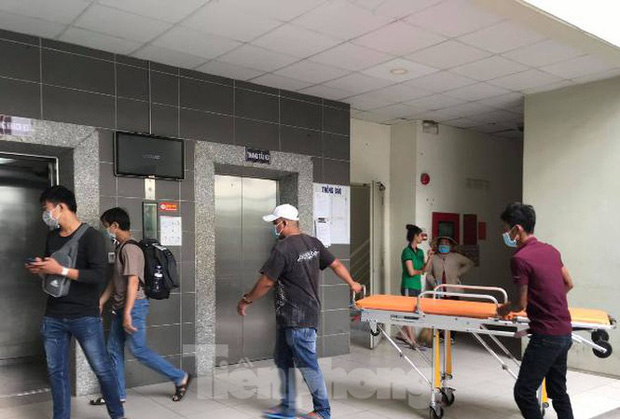 Con phát hiện cha tử vong bất thường trong tòa nhà chung cư-1