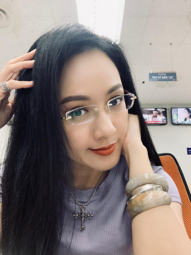 BTV Hoài Anh tiếp tục giật spotlight với vài con ảnh sương sương, nhan sắc trẻ trung khiến các cháu 2k dè chừng-1