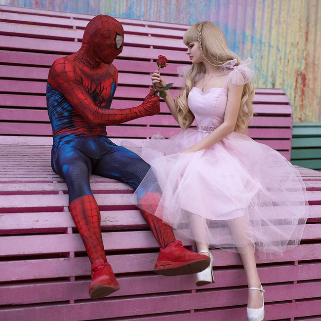 Búp bê sống nổi tiếng nhất thế giới: Từ nhỏ đến lớn bó buộc trong lồng kính của cha mẹ, không được quyết định cuộc đời mình-11