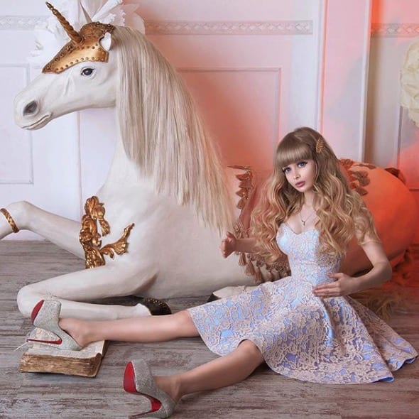 Búp bê sống nổi tiếng nhất thế giới: Từ nhỏ đến lớn bó buộc trong lồng kính của cha mẹ, không được quyết định cuộc đời mình-3