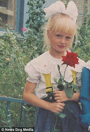 Búp bê sống nổi tiếng nhất thế giới: Từ nhỏ đến lớn bó buộc trong lồng kính của cha mẹ, không được quyết định cuộc đời mình-2