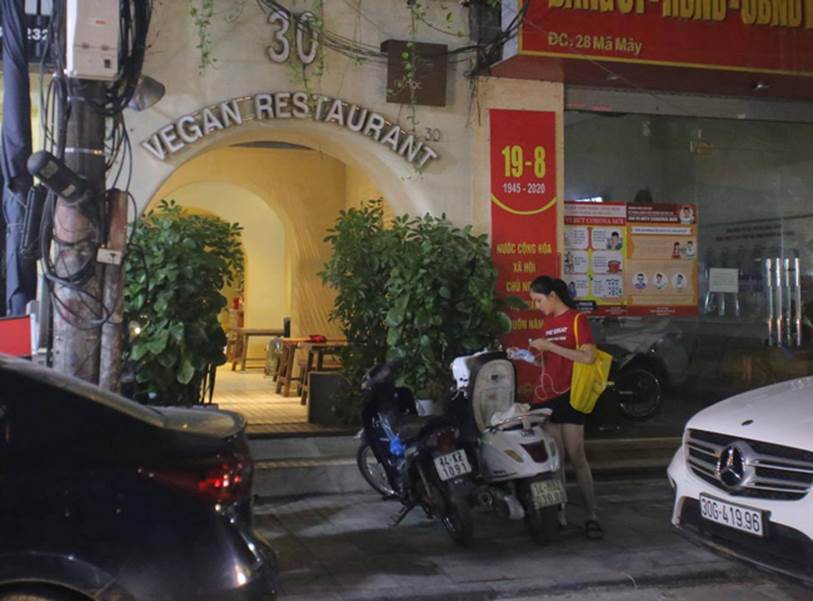 Nhà hàng Minh Chay sau sự cố pate chứa chất độc khiến 9 người nhập viện: Vắng khách, thực đơn chỉ còn giò và chả-2